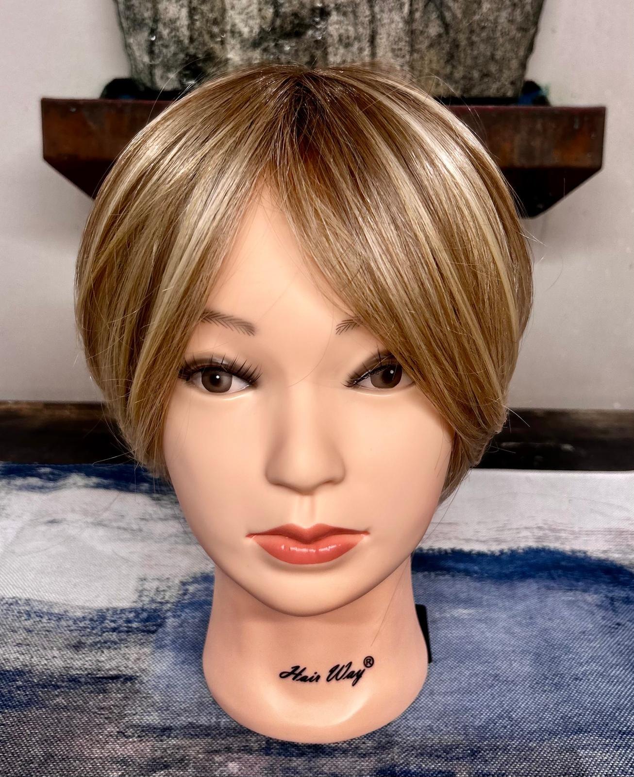 Short highlighted blonde and brown topper